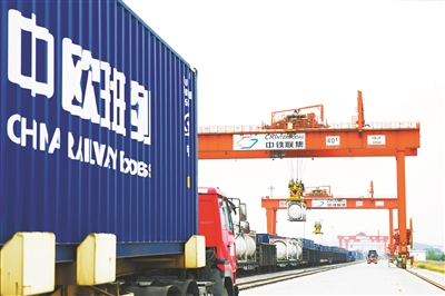 Towary jeżdżą z Pekinu do Ałmatów