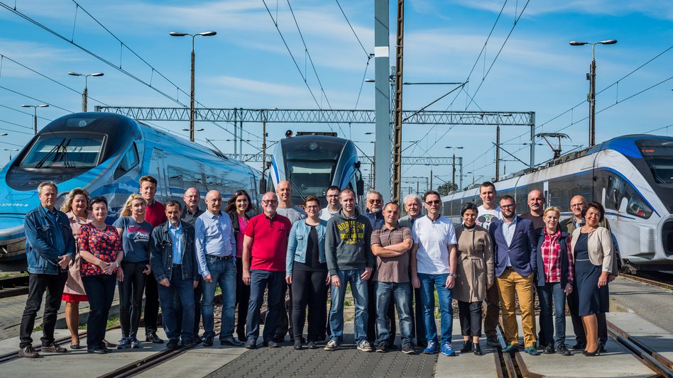 Pracownicy Grupy PKP. Od lewej: Marek Srokol, Janina Chmielowska, Danuta Semrau, Anna Kotusz, Andrzej Tomczyk, Jan Gaida, Piotr Kubiak, Dariusz Kutera, Weronika Oleszek, Piotr Ostrowski, Artur Konieczny, Magdalena Rosiak-Żmijewska, Grzegorz Szydłowski, Adrian Umofner, Mariusz Bielica, Marcin Hajdasz, Włodzimierz Chartliński, Marek Kołodziejski, Anna Mol, Piotr Deptuła, Jakub Kozioł, Artur Tomasik, Alicja Sas, Marek Majak, Małgorzata Król; fot. Grupa PKP