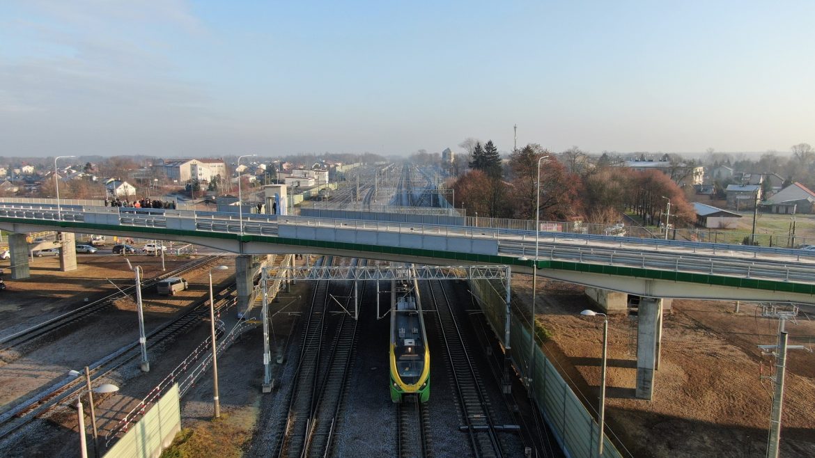 Nowy wiadukt nad Rail Baltica w Tłuszczu