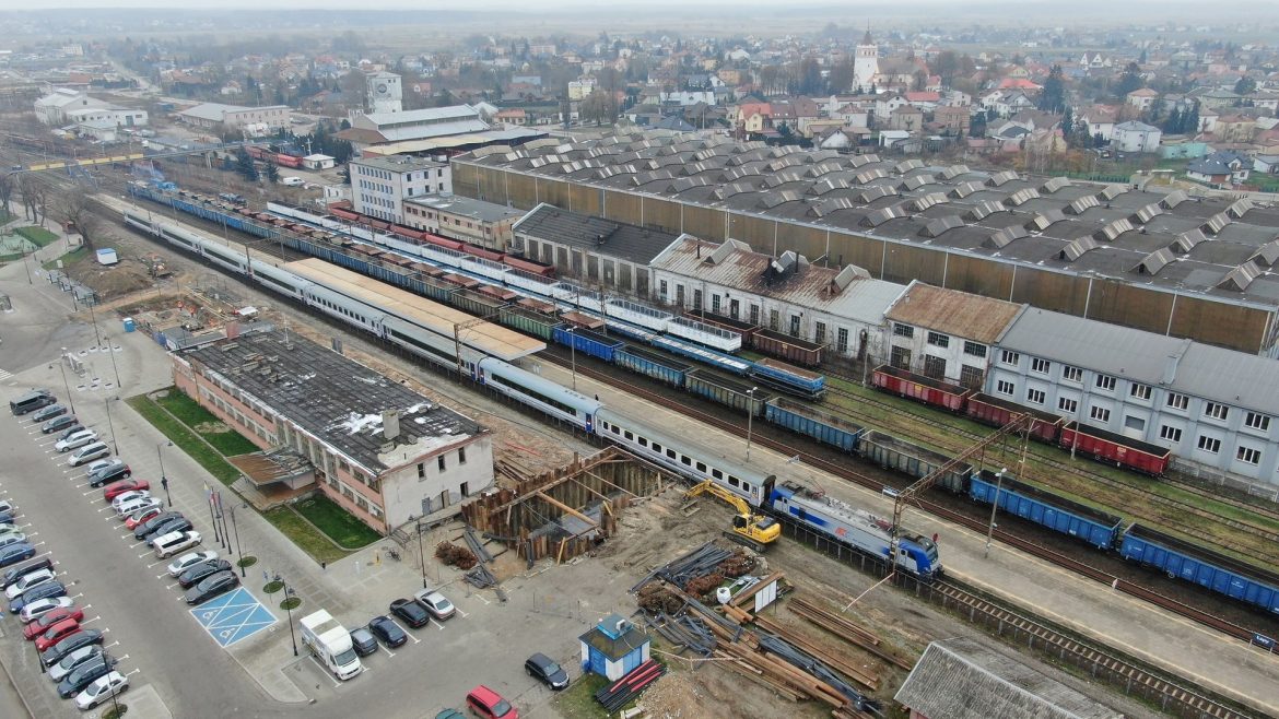 csm_13_Lapy_prace_na_stacji_obok_stoja_pociagi_fot_Artur_Lewandowski_PKP_Polskie_Linie_Kolejowe_SA_d2a59388d4