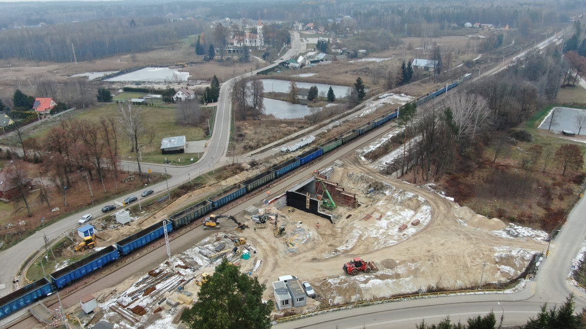 csm_7_Niewodnica_budowa_tunelu_pod_torami_jedzie_pociag_fot_Artur_Lewandowski_PKP_Polskie_Linie_Kolejowe_SA_e5b5a91a9f