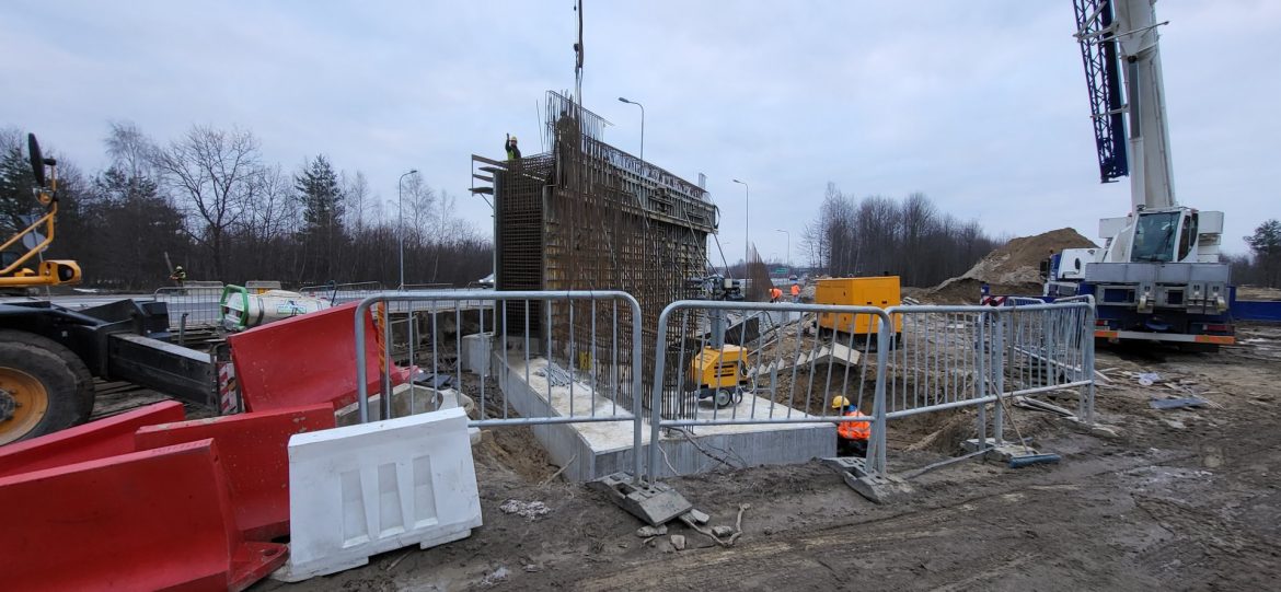 csm_Widok_na_podpory_i_szalunki_wiaduktu_-_pracownicy_wykonuja_szalowanie_korpusu__fot._Tomasz_Duch_93c6dff967