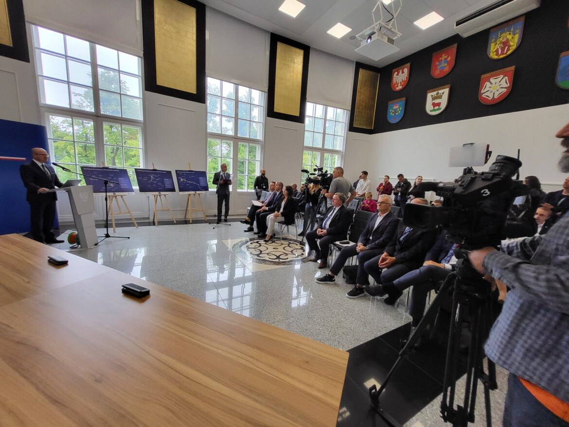 csm_Briefing_prasowy_dotyczacy_podpisania_umowy_w_ramach_programu_Kolej_Plus_w_Wielkopolsce_fot._Radoslaw_Sledzinski_9d64b7fbdc