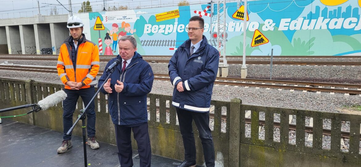 csm_Andrzej_Bittel_wiceminister_infrastrutury_przekazuje_informacje_na_briefingu_prasowym_dot._odsloniecia_muralu_fot._Karol_Jakubowski_a24671c996