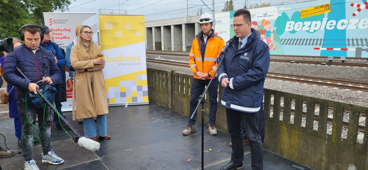 csm_Briefing_prasowy_z_okazji_odsloniecia_muralu_z_udzialem_Andrzeja_Bittela_wiceministra_infrastruktury_oraz_Ireneusza_Merchel_prezesa_zarzadu_PLK_SA_fot._Karol_Jakubowski_e495731f12