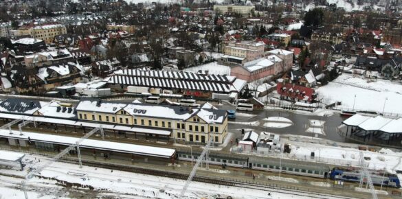 csm_Stacja_Zakopane_-_na_peronie_sa_podrozni__obok_stoi_pociag__fot._Krzysztof_Dzidek_74e794c540
