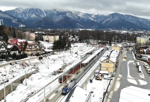 csm_Stacja_Zakopane_-_na_peronie_sa_podrozni__po_obu_stronach_stoja_pociagi__fot._Krzysztof_Dzidek_990cd5fc9a
