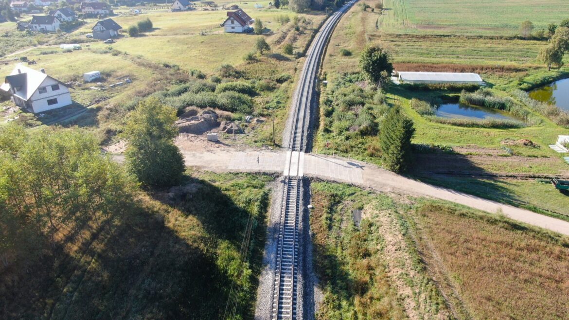 csm_Przejazd_kolejowo-drogowy_z_nowa_nawierzchnia_na_trasie_Olsztyn-Braniewo._fot._Damian_Strzemkowski_PLK_2_7f30f17fb2