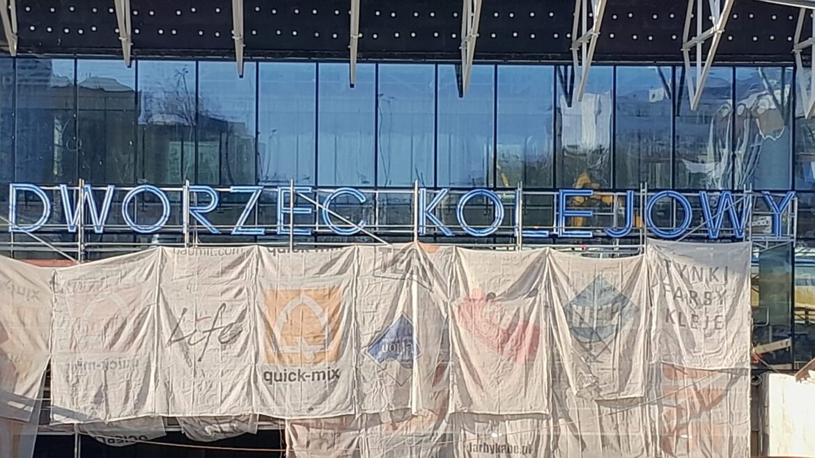 Neon DWORZEC KOLEJOWY na fasadzie nowego Olsztyna Głównego (2)
