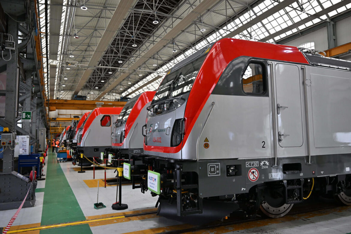 Traxx Universal Locomotive