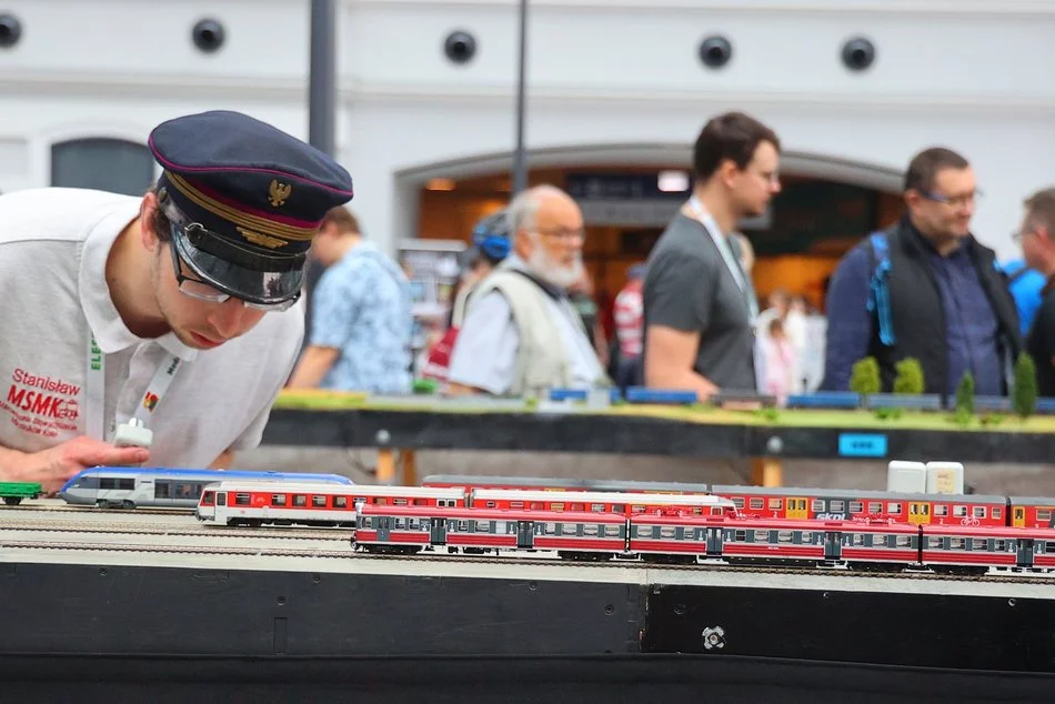 Pociągi ruszyły spod semafora