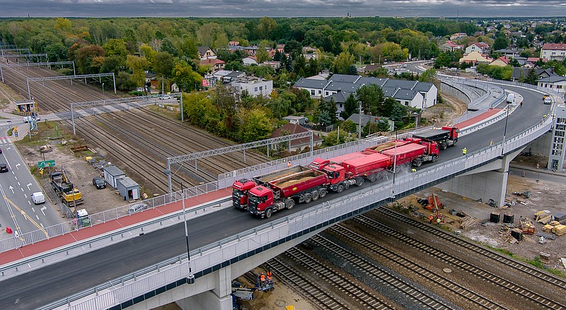 Testy obciążeniowe wiaduktu nad torami