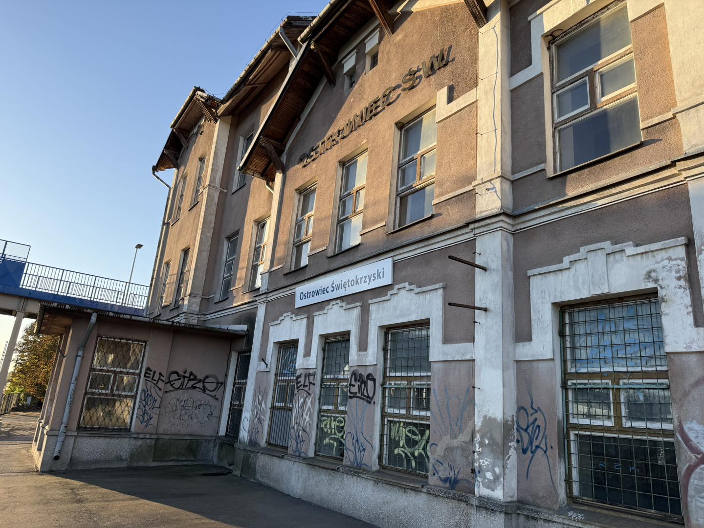 Kolejarze odrestaurują zabytkowy dworzec w Ostrowcu