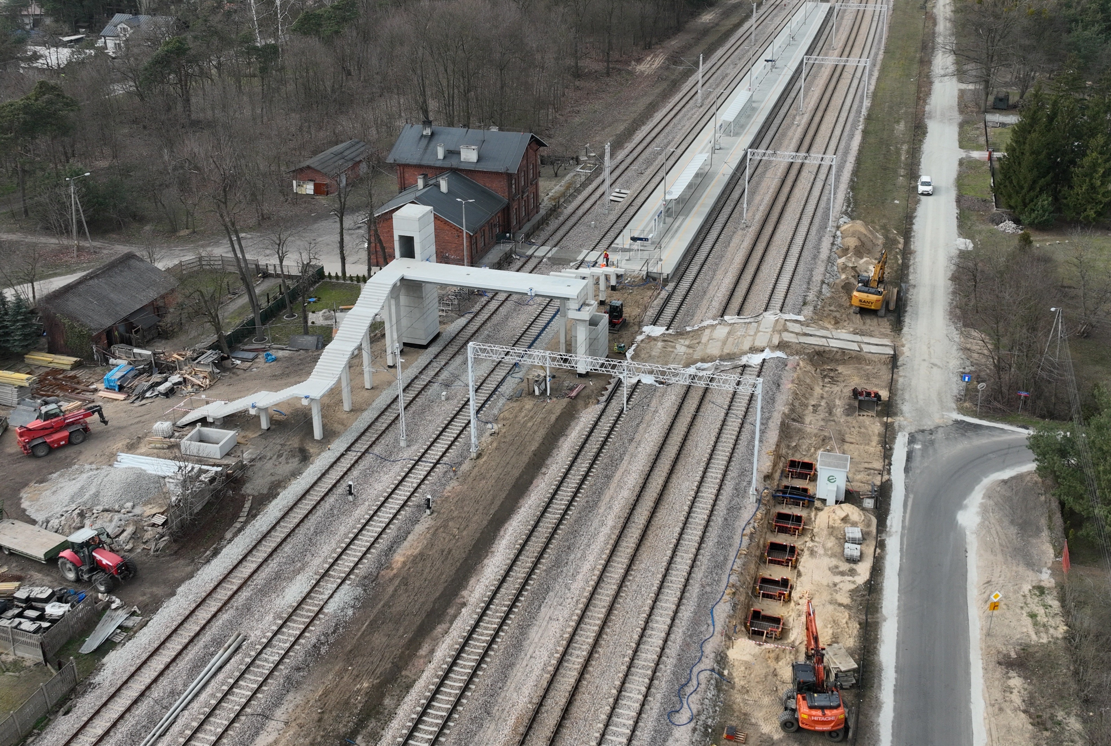 Kładka w Bełchowie wisi nad torami