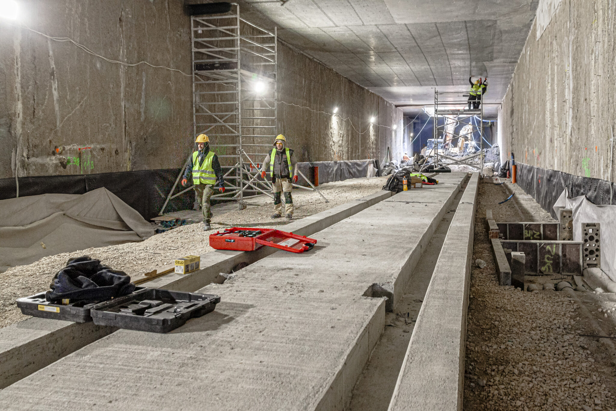 Pierwsze płyty tramwajowe są w tunelu