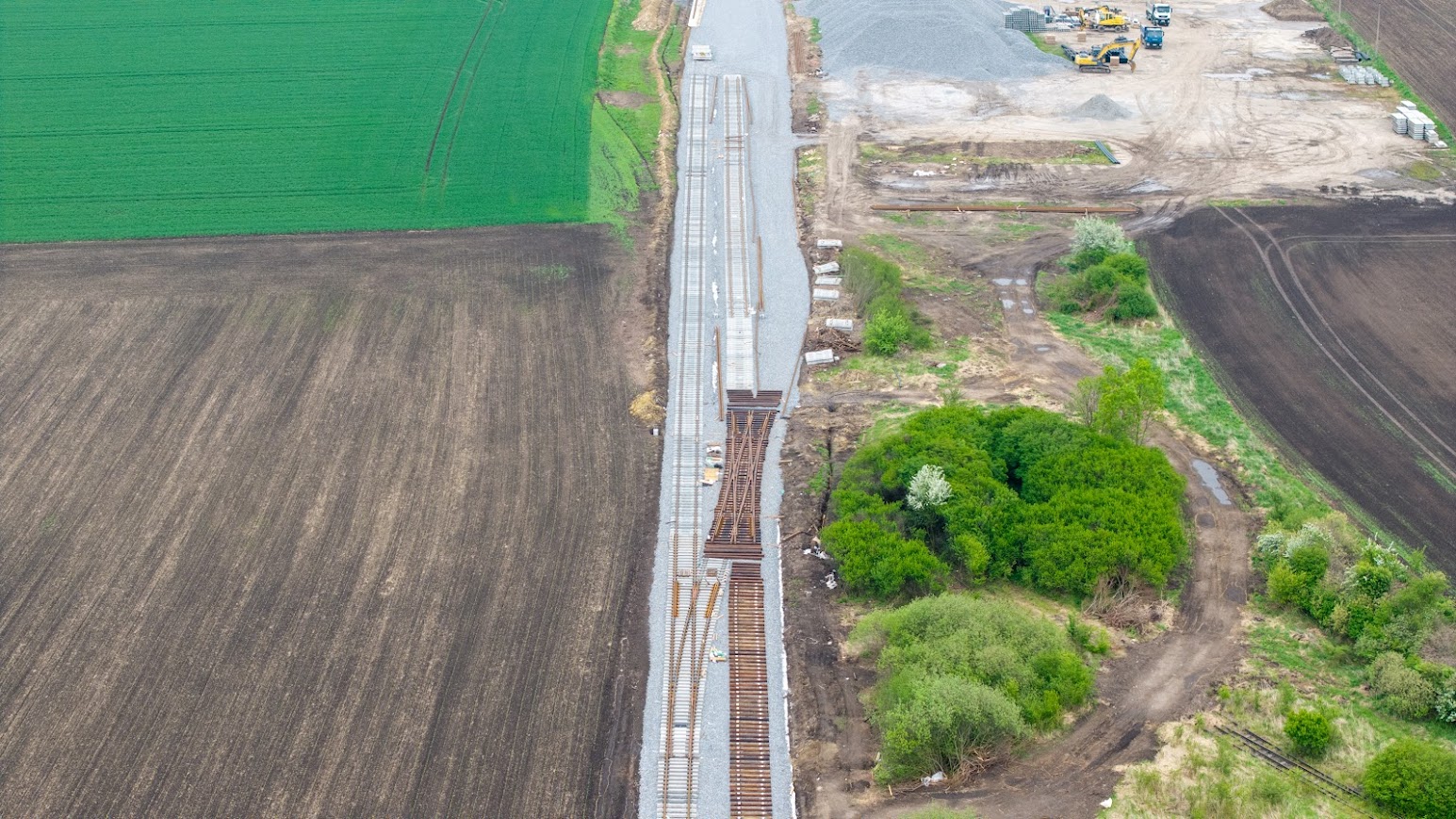 Kładą szyny i budują perony na linii 319