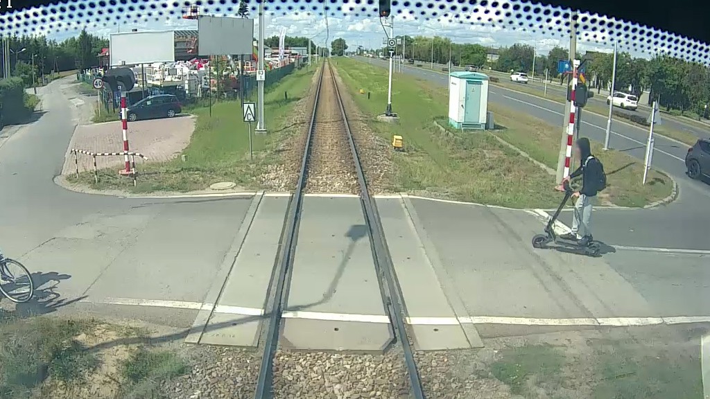 Jechał hulajnogą z uderzył w pociąg na przejeździe