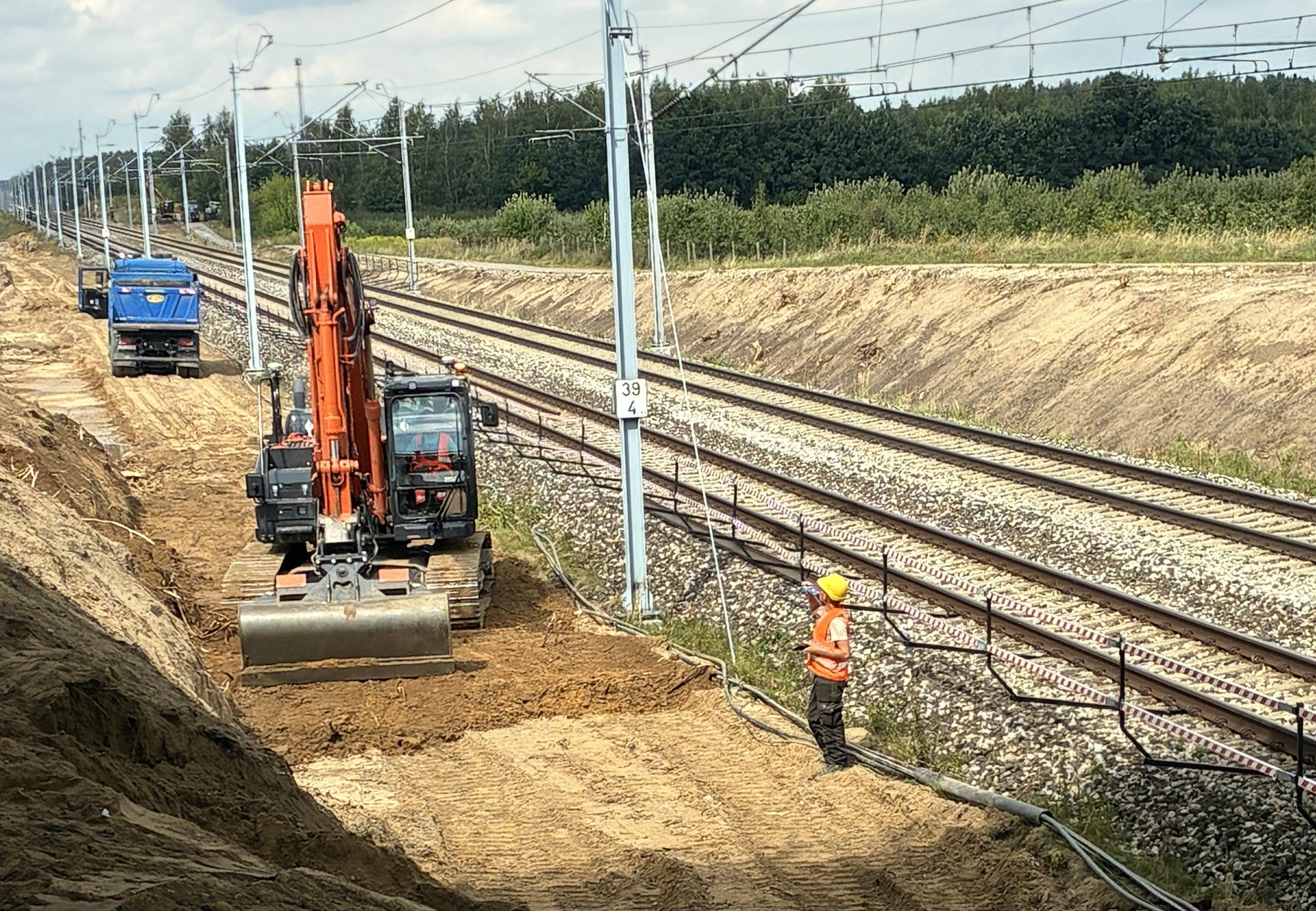 Budowlańcy na placu stacji Biała Rawska