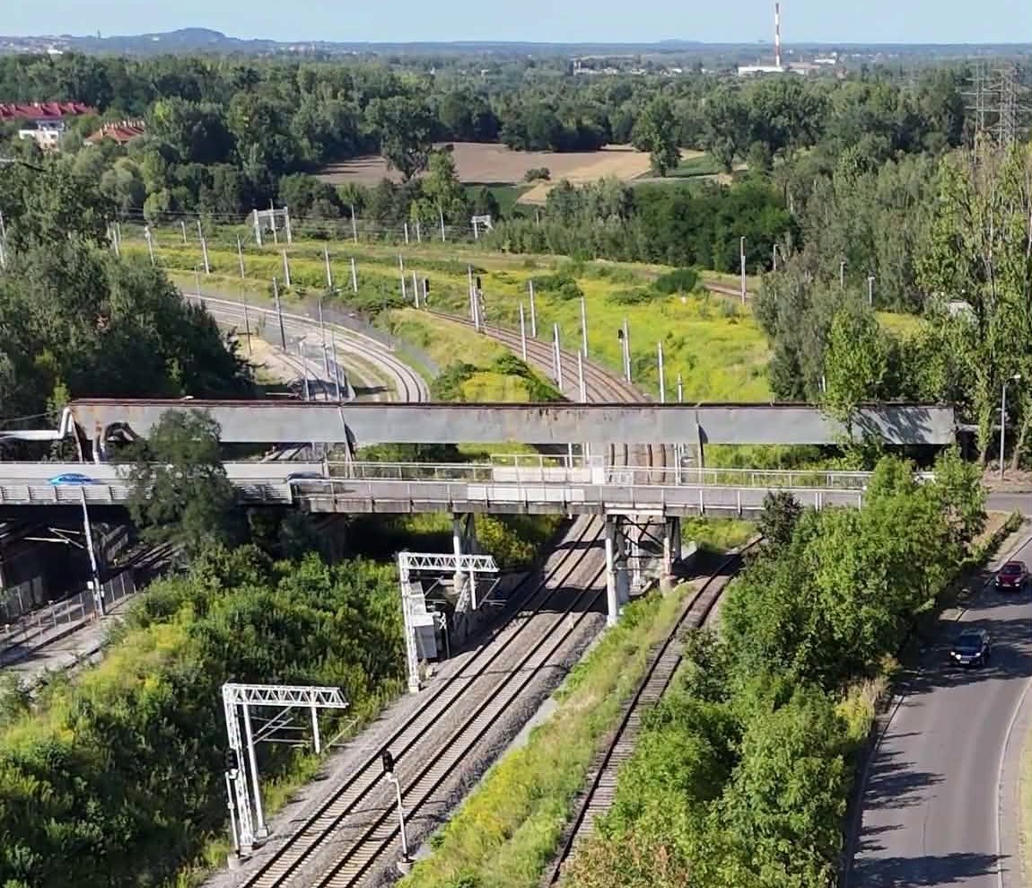 Zamknięty wiadukt nad linią 131
