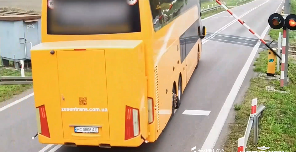 Na czerwonym autobus wjechał na przejazd
